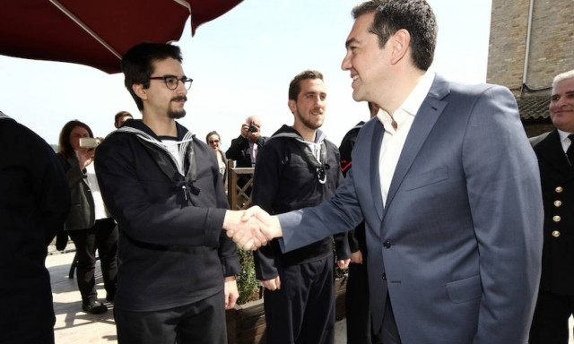 Πάσχα 2017: Τσίπρας - Όλοι μαζί μπορούμε να κρατήσουμε τη χώρα όρθια