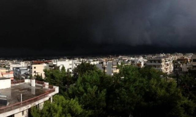 Καιρός: Σκοτείνιασαν τα πάντα - Ισχυρή καταιγίδα «χτύπησε» την Αττική