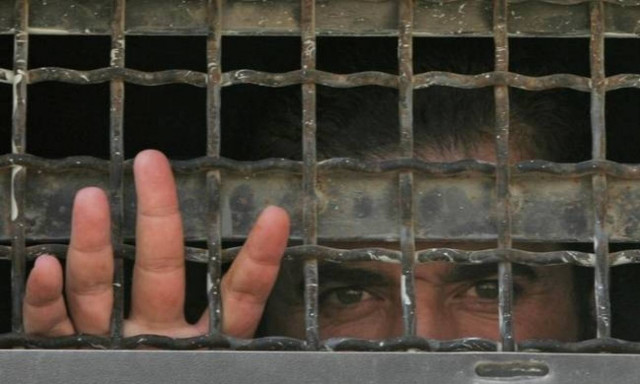 Hundreds of Palestinians start massive hunger strike in Israeli prisons – reports