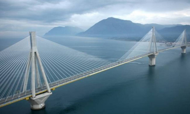 Απίστευτο: «Πάγωσαν» με αυτό που είδαν οδηγοί στη Γέφυρα Ρίου – Αντιρρίου