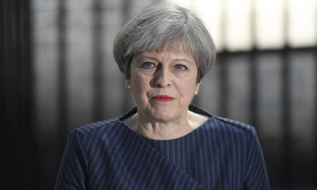 Πρόωρες εκλογές Βρετανία: Προηγούνται οι Συντηρητικοί της Μέι στην πρώτη δημοσκόπηση μετά το σοκ