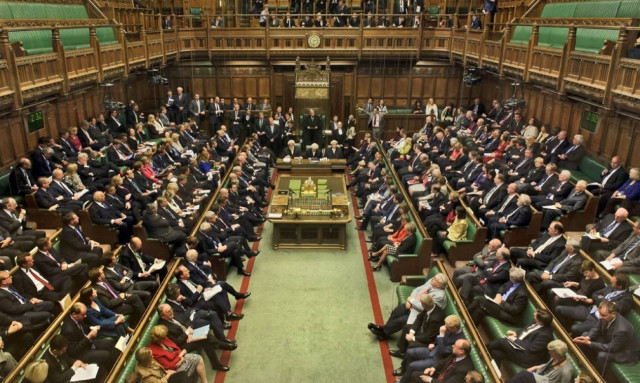 Και επίσημα σε προεκλογική περίοδο η Βρετανία - Εγκρίθηκε η πρόταση της Μέι