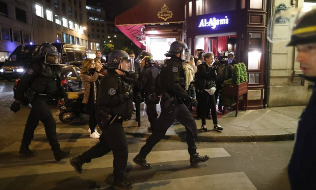 Επίθεση Παρίσι: Το Ισλαμικό κράτος ανέλαβε την ευθύνη - Έδωσε το όνομα του πρώτου δράστη