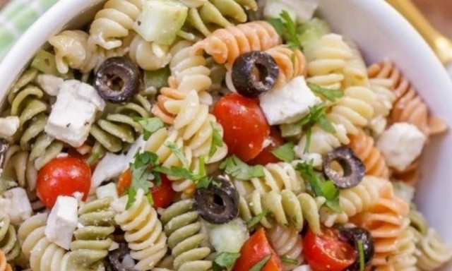 Συνταγή για εύκολη μακαρονοσαλάτα με ντοματίνια και φέτα