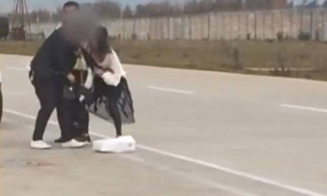 Απίστευτος καβγάς ζευγαριού στη μέση του διαδρόμου απογείωσης - Καθυστέρησαν την πτήση! (vid)