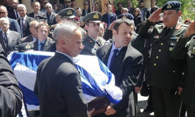 Πτώση ελικοπτέρου: Συγκλόνισε η χήρα του Δημοσθένη Γούλα: «Θα μεγαλώσω τα παιδιά μας με αξιοπρέπεια»