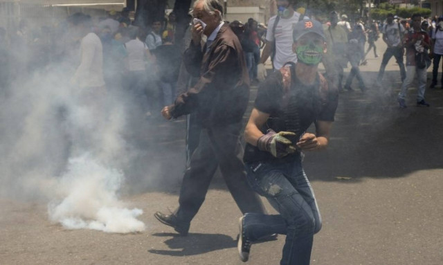 Νέα επεισόδια στη Βενεζουέλα: Δακρυγόνα από την αστυνομία εναντίον διαδηλωτών (vids+pics)