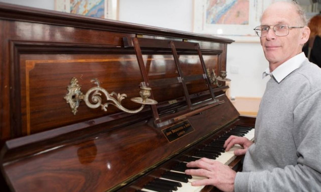 Το πιάνο έκρυβε μια αμύθητη περιουσία! Δεν φαντάζεστε τι βρήκε μέσα (pics)