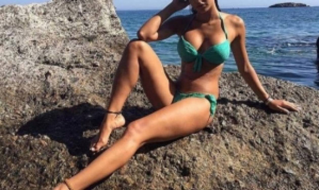 Ελληνίδα ηθοποιός στα βράχια με «καυτό» μπικίνι αναστατώνει την Κρήτη