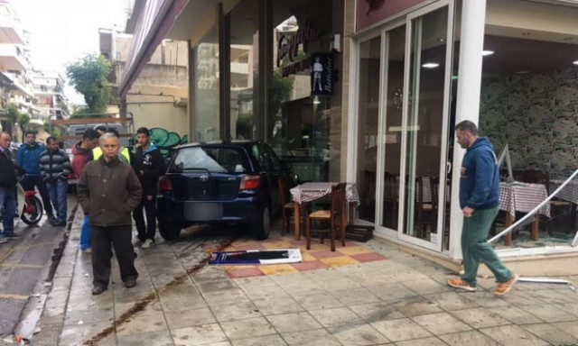 Αγρίνιο: Μπήκαν με τα αυτοκίνητα μέσα σε ψητοπωλείο και το έκαναν… γης μαδιάμ! (pics)