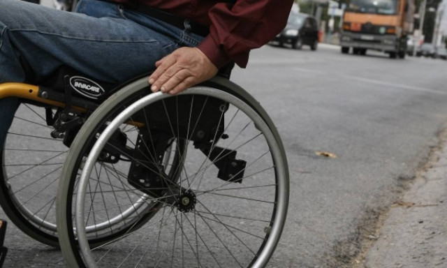 Κανένα έλεος: Κόβουν στο μισό τις αναπηρικές συντάξεις!