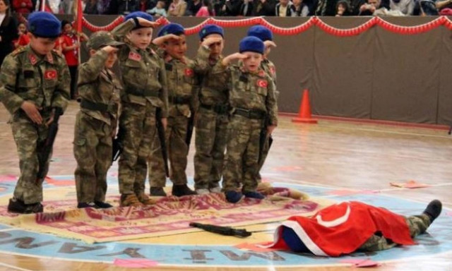 Σάλος στην Τουρκία: Μαθητές νηπιαγωγείου έκαναν αναπαράσταση το πραξικόπημα