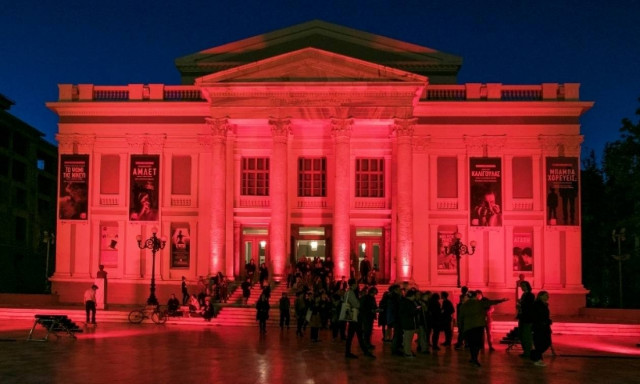 Παγκόσμια Ημέρα Αιμορροφιλίας: Ο Λευκός Πύργος και το Δημοτικό Θέατρο Πειραιά «ντύθηκαν» στα κόκκινα