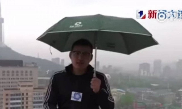 Βίντεο σοκ: Κεραυνός χτυπά μετεωρολόγο σε ζωντανή μετάδοση! (vid)