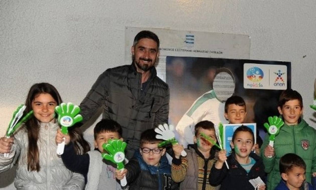 Παρουσία - έκπληξη του Νίκου Λυμπερόπουλου στην παιδική Κερκίδα ΟΠΑΠ (pics)