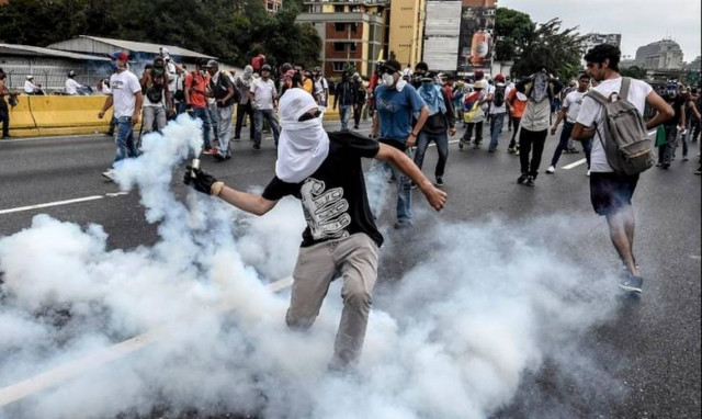 Βενεζουέλα: Άλλοι δύο διαδηλωτές σκοτώθηκαν, στους 26 οι νεκροί (video)