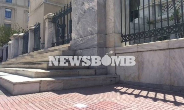 Η στιγμή της εισβολής του «Ρουβίκωνα» στο ΣτΕ (vid)