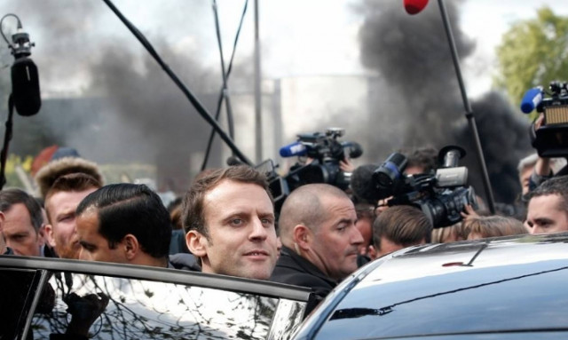 Προπηλάκισαν τον Μακρόν σε εργοστάσιο στη γενέτειρά του (photos&video)