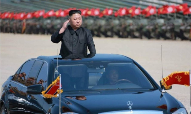 Φωτιά και ατσάλι: Ο Κιμ Γιονγκ Ουν «βρυχάται» στις ΗΠΑ με βολές από εκατοντάδες άρματα (vid+pics)