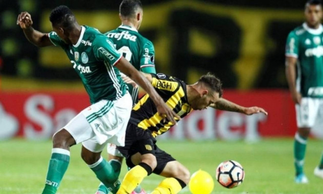 Χαμός στο γήπεδο: Έπεσαν κλωτσιές και μπουνιές! (vid)