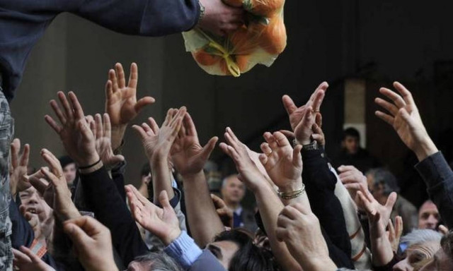 Στοιχεία σοκ: Τα μνημόνια «βύθισαν» τη χώρα - Η φτώχεια «κυκλώνει» έναν στους τρεις Έλληνες