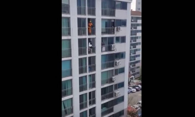 Ο εντυπωσιακός τρόπος που ένας πυροσβέστης έσωσε γυναίκα από την αυτοκτονία (vid)