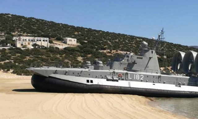 Σοκ στη Νάξο: Κομάντο κάνουν απόβαση σε παραλία (video)