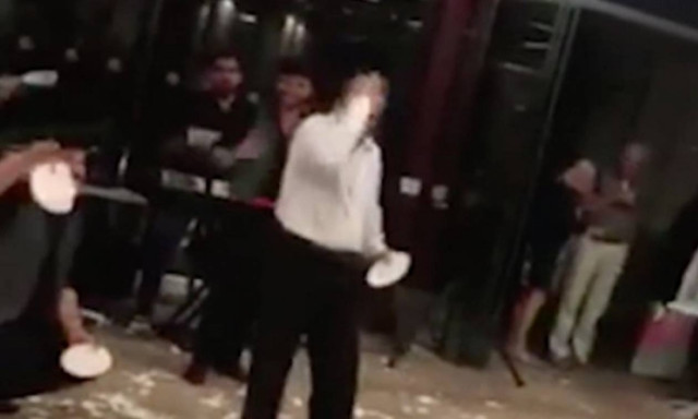 Η άτυχη στιγμή σε ελληνικό γλέντι που γίνεται viral - Χορεύει ζεϊμπέκικο και… (video)