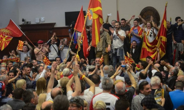 Σηκώνουν άρον-άρον οι Ελληνες τα χρήματα που είχαν μεταφέρει σε σκοπιανές τράπεζες