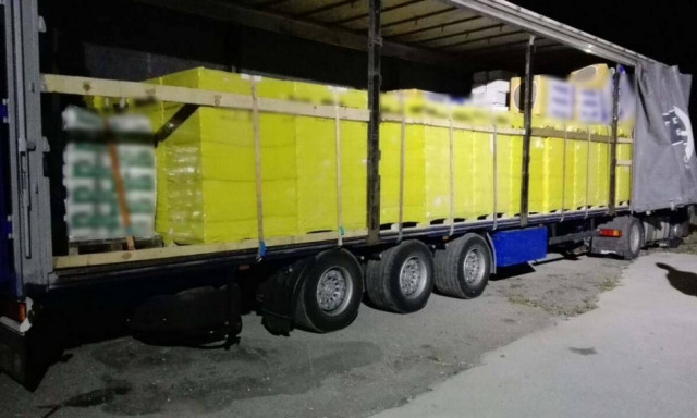 Θεσσαλονίκη: Έκρυβαν μέσα σε τούβλα 100.000 λαθραία πακέτα τσιγάρα