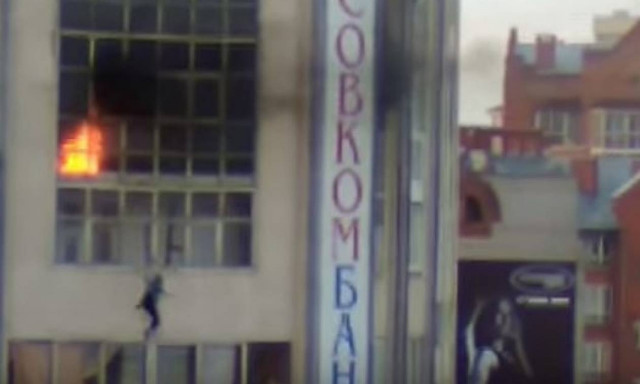 Βίντεο σοκ: 9χρονος πηδάει στο κενό για να γλιτώσει από τις φλόγες που τύλιξαν το σπίτι του