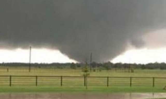 Βίντεο σοκ: Φονικοί κυκλώνες σαρώνουν το Τέξας (vids+pics)