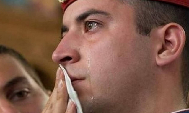 Αυτός είναι ο Εύζωνας που δάκρυσε για την Ελλάδα – Συγκλονίζουν τα λόγια του