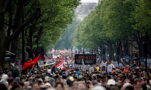 Πρωτομαγιά 2017 - Γαλλία: Οι Γάλλοι «ξεχύνονται» στους δρόμους σε προεκλογικό φόντο