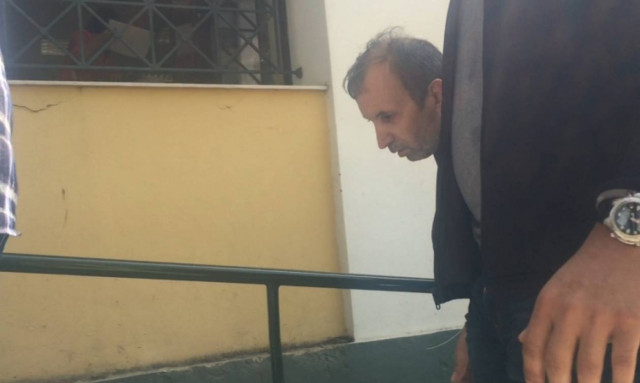 Επιτέθηκαν στον παιδοκτόνο της 6χρονης Στέλλας έξω από τα δικαστήρια (vid)