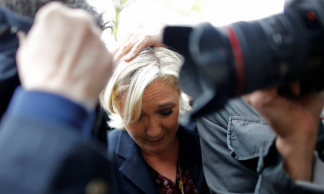 Χαμός στη Γαλλία: Πέταξαν αβγά στη Λεπέν (vid)