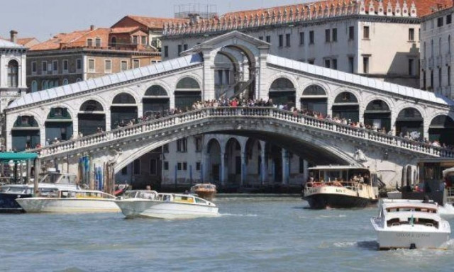 Πρόστιμο 3.300 ευρώ σε μοντέλο που εμφανίστηκε γυμνόστηθο στη Βενετία!