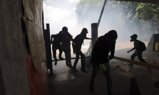 Bίντεο - σοκ από τη Βενεζουέλα: Θωρακισμένο όχημα πατά διαδηλωτές - Νεκρός φοιτητής σε Πανεπιστήμιο