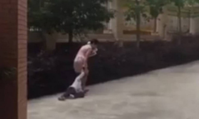 Βίντεο σοκ: Δασκάλα σέρνει από τα μαλλιά μαθήτρια επειδή δεν μπαίνει στην τάξη