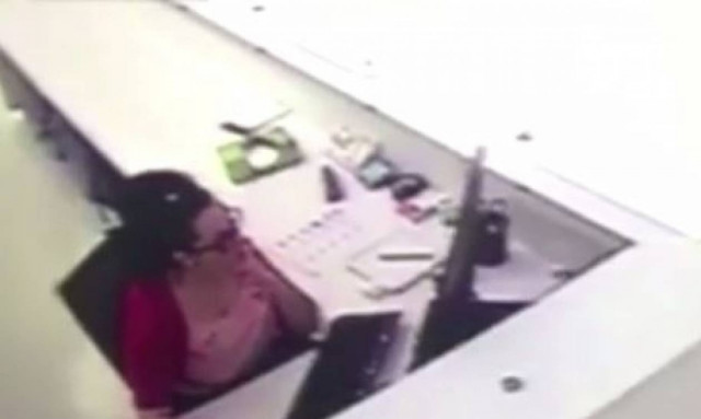 Επικό: Χτύπησε το κεφάλι της για να πάρει αποζημίωση, αλλά... πιάστηκε στα «πράσα» (vid)