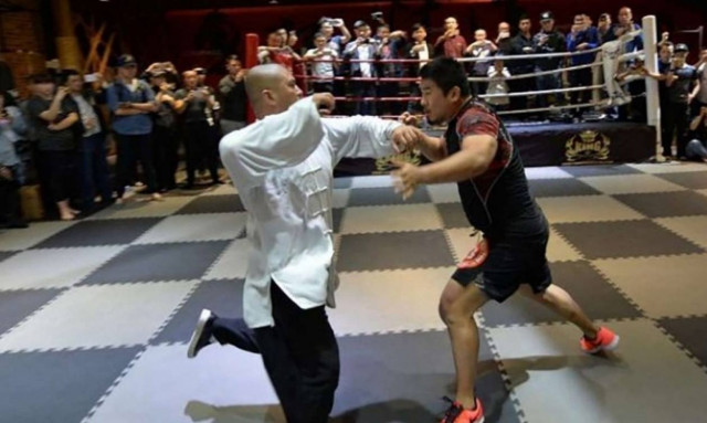 Απίστευτο ξύλο: Αθλητής ΜΜΑ σακάτεψε δάσκαλο Τάι Τσι (vid)