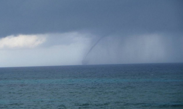 Κίσαμος: Εντυπωσιακός υδροστρόβιλος στα Φαλάσαρνα (pics)