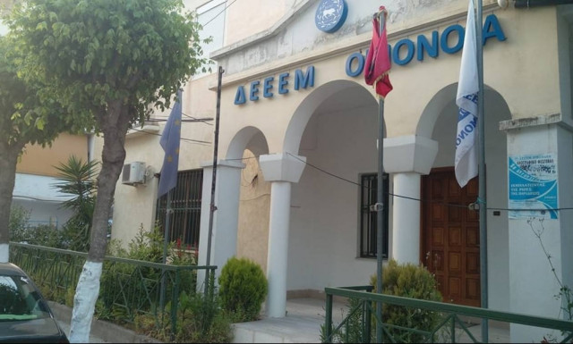 Νέα πρόκληση των Αλβανών: Κατέβασαν και έκαψαν ελληνική σημαία στη Βόρεια Ήπειρο