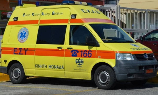 Κρήτη: Δέντρο καταπλάκωσε αυτοκίνητο - Σώθηκαν από θαύμα