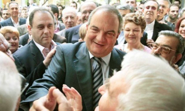 Θερμή υποδοχή Καραμανλή στη Θεσσαλονίκη (vid)