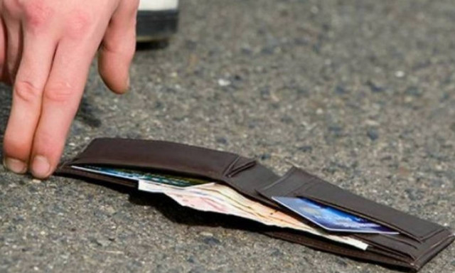 Απίστευτο: Βρήκε μετά από 8 χρόνια το πορτοφόλι της άθικτο! (pics+vid)