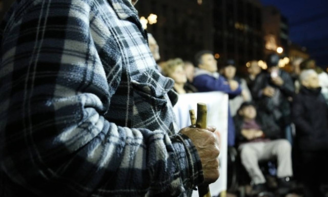 Κυβέρνηση ΣΥΡΙΖΑ-ΑΝΕΛ: «Κόβει» το ΕΚΑΣ άλλων 100.000 χαμηλοσυνταξιούχων!