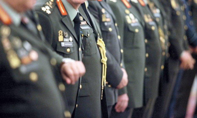 Νέο μνημόνιο: Τι θα γίνει με τους μισθούς των ενστόλων