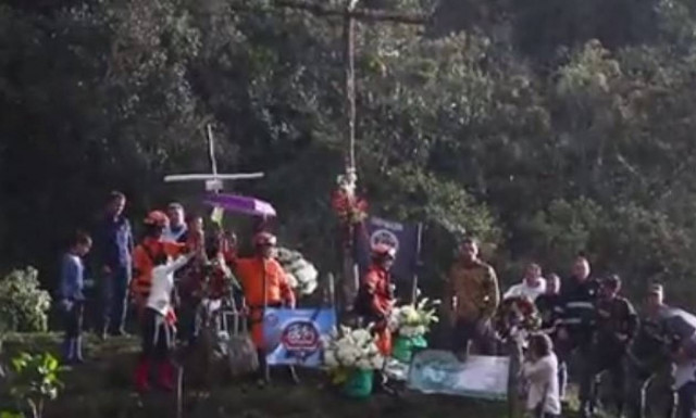 Συγκινητικό: Οι επιζώντες της Τσααπεκοένσε επέστρεψαν στο σημείο της αεροπορικής τραγωδίας (vid)