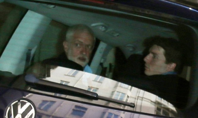 «Μαύρη μέρα»: Διέρρευσε το προεκλογικό μανιφέστο των Εργατικών – O Κόρμπιν τραυμάτισε δημοσιογράφο